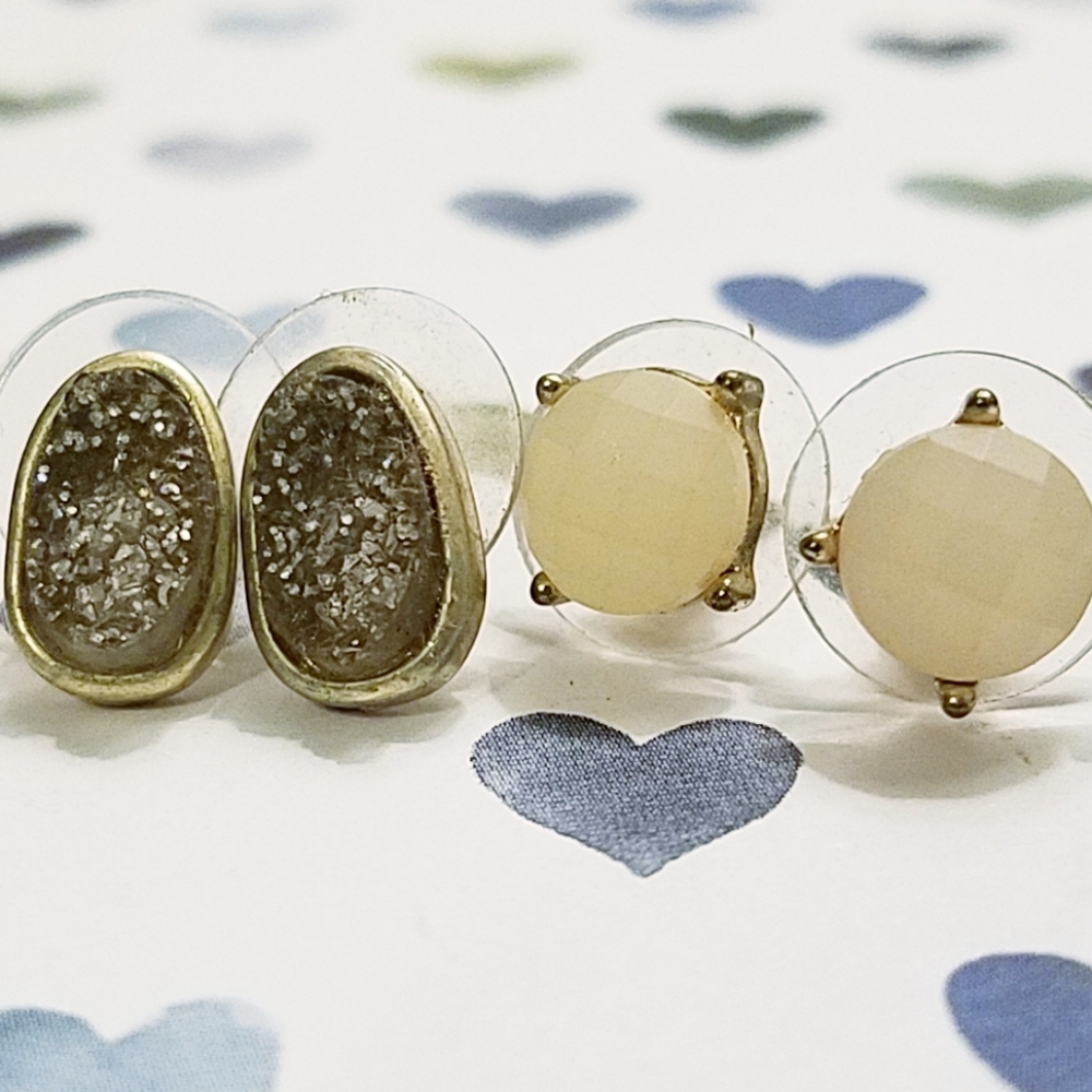 Set of post earrings